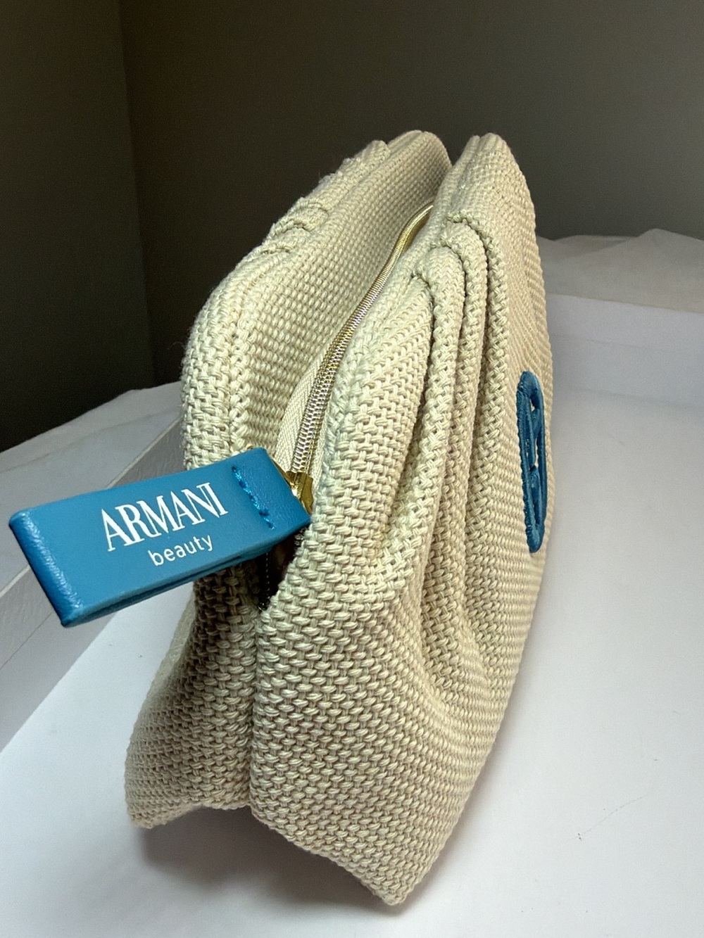 New,authentic Giorgio Armani beauty Beige summer Pouch edition - Picture 3 of 4